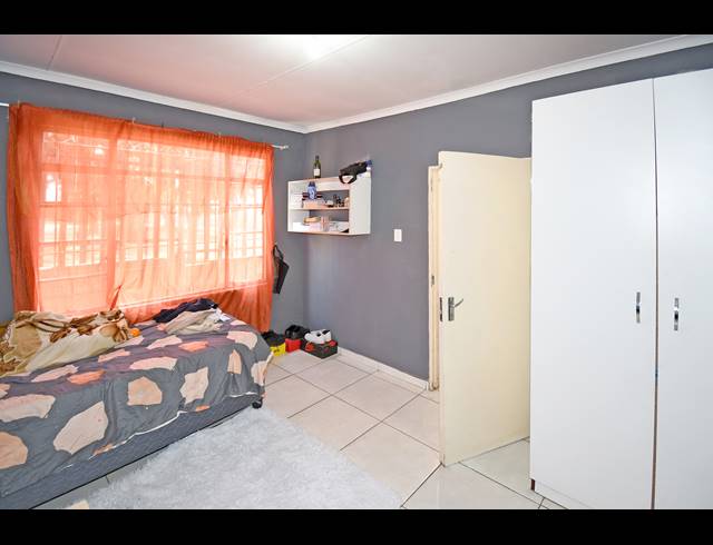 5.5 BEDROOM HOUSE FOR SALE IN HURST HILL